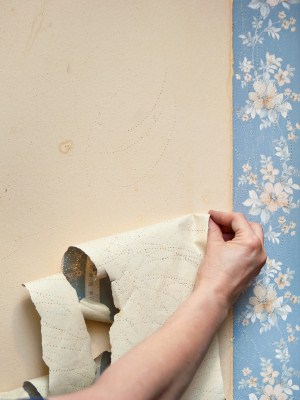 Wallpaper removal in Bloomfield Hills, Michigan by A.L.B. Painting LLC.